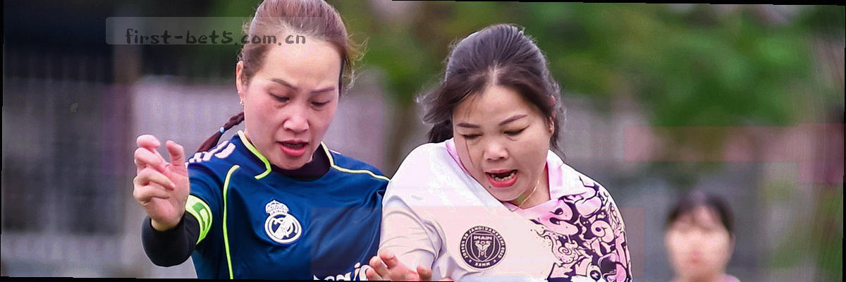 大号问号由球场线条组成，旁边有感叹号